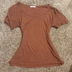 Timing Ribbed V-Neck Short Sleeve Top in Rust Brown